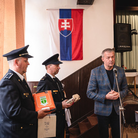 Zväčšiť fotografiu - K storočnici dostali život zachraňujúci prístroj - TSK_DHZ Prečín_AED_mini-14